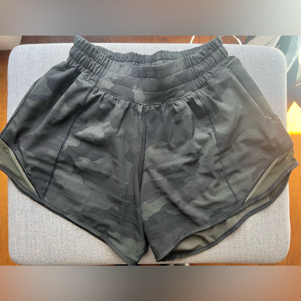 Lululemon hotty hot low rise 2.5” shorts